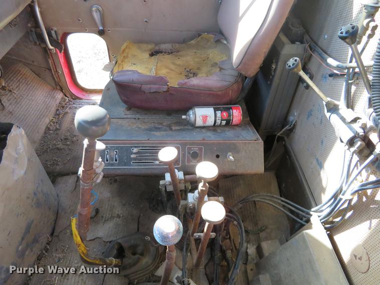 image for item DF9807 1981 International Paystar 5000 oilfield rig up tandem truck