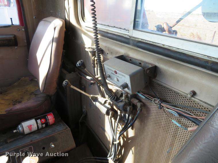 image for item DF9807 1981 International Paystar 5000 oilfield rig up tandem truck