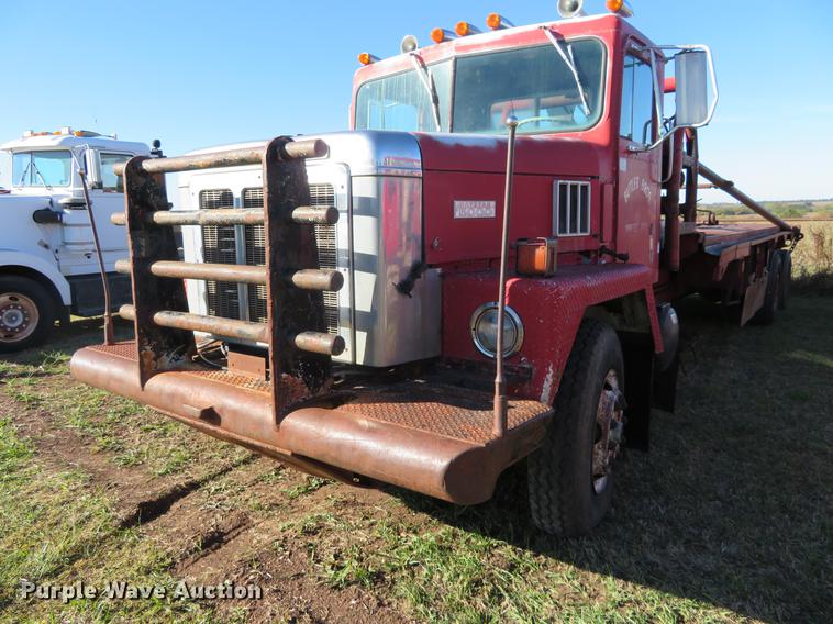 image for item DF9807 1981 International Paystar 5000 oilfield rig up tandem truck