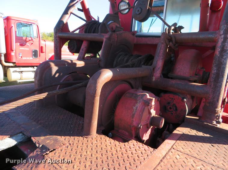 image for item DF9807 1981 International Paystar 5000 oilfield rig up tandem truck