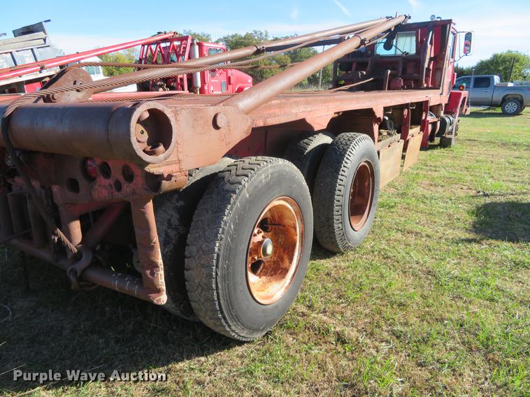 image for item DF9807 1981 International Paystar 5000 oilfield rig up tandem truck