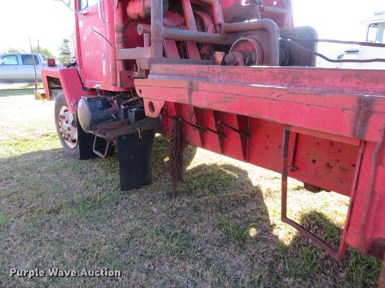 image for item DF9807 1981 International Paystar 5000 oilfield rig up tandem truck