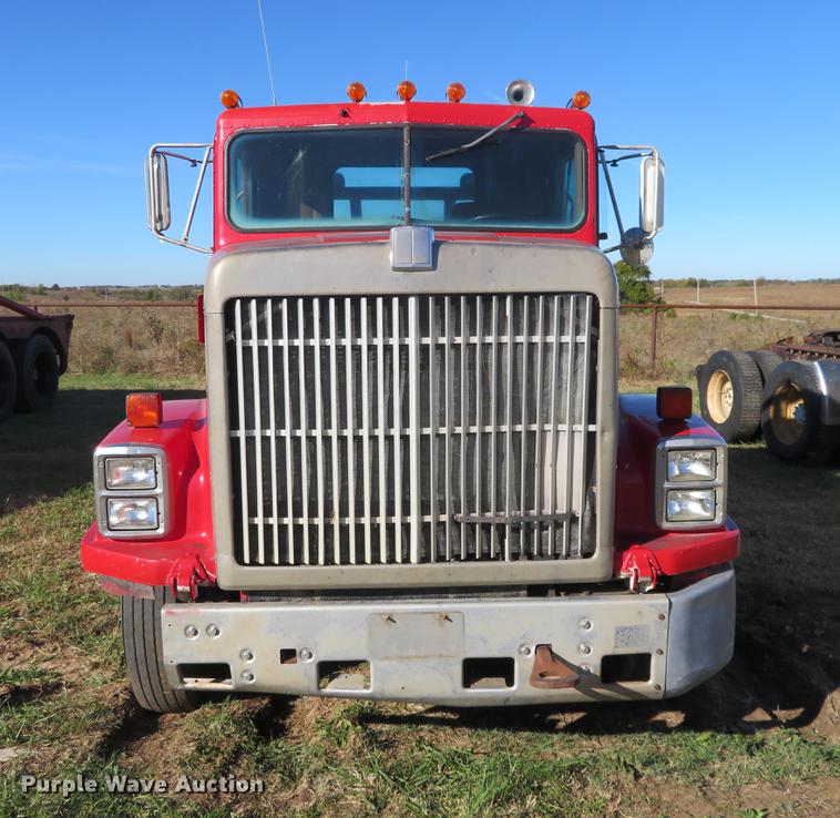 image for item DF9809 1993 International F9370 semi truck