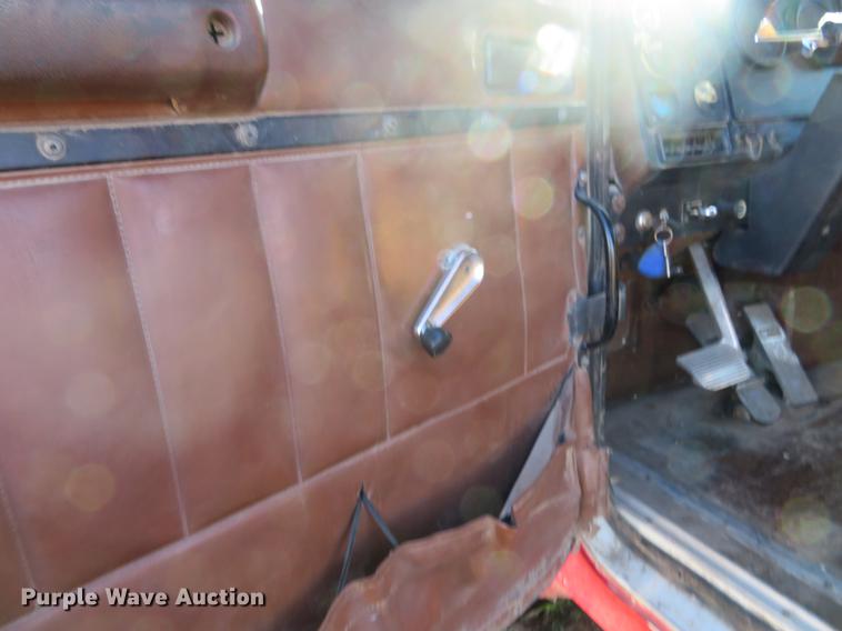 image for item DF9809 1993 International F9370 semi truck