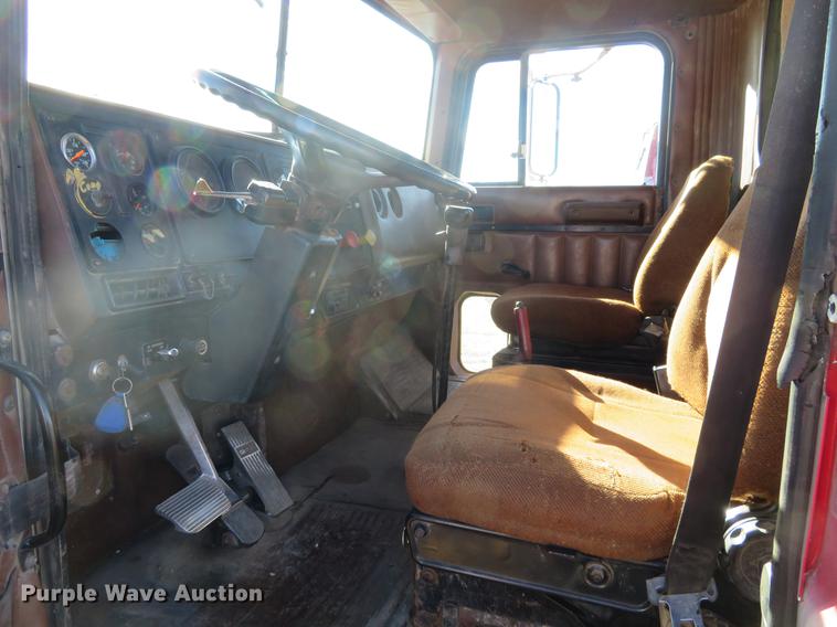 image for item DF9809 1993 International F9370 semi truck