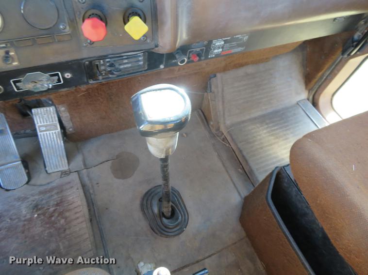 image for item DF9809 1993 International F9370 semi truck