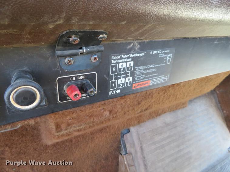 image for item DF9809 1993 International F9370 semi truck