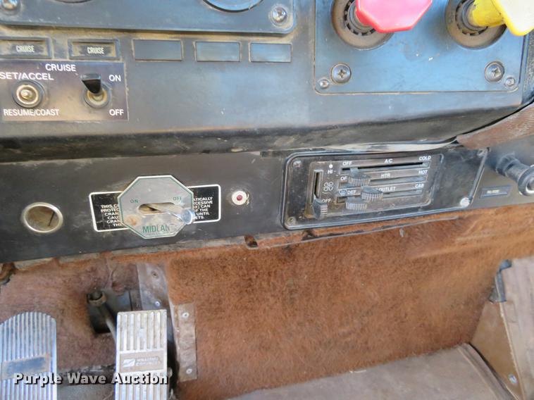 image for item DF9809 1993 International F9370 semi truck