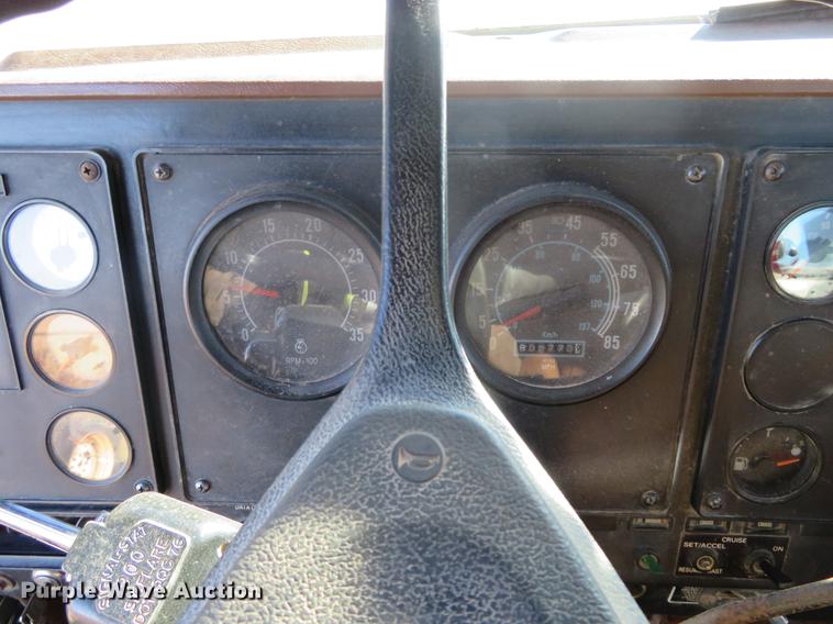 image for item DF9809 1993 International F9370 semi truck