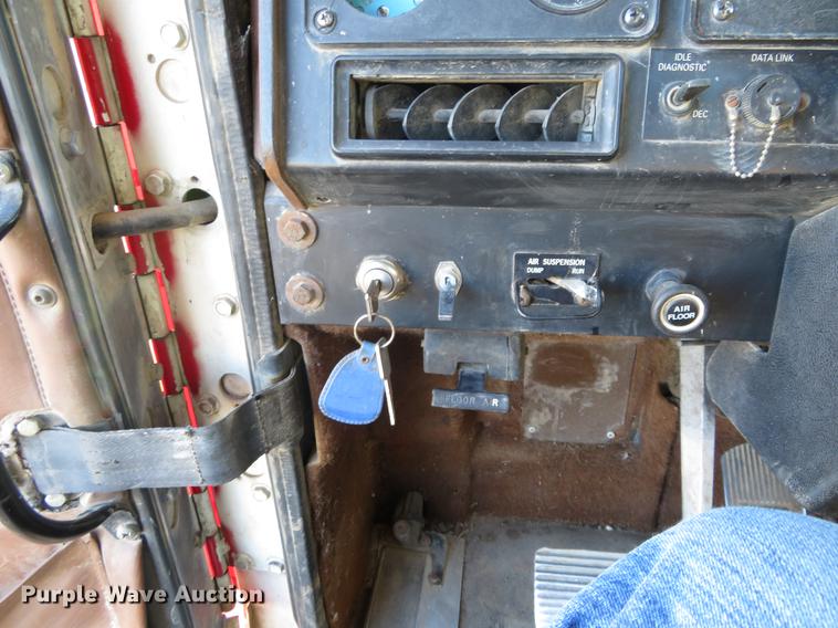 image for item DF9809 1993 International F9370 semi truck