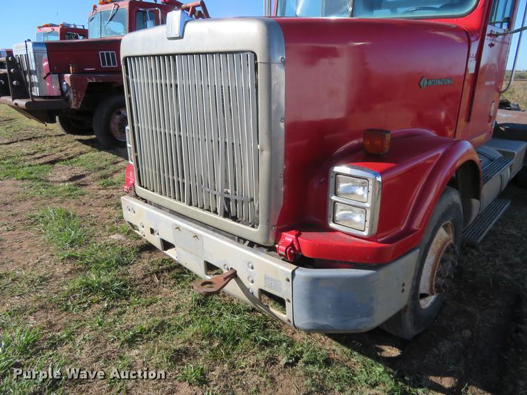 image for item DF9809 1993 International F9370 semi truck
