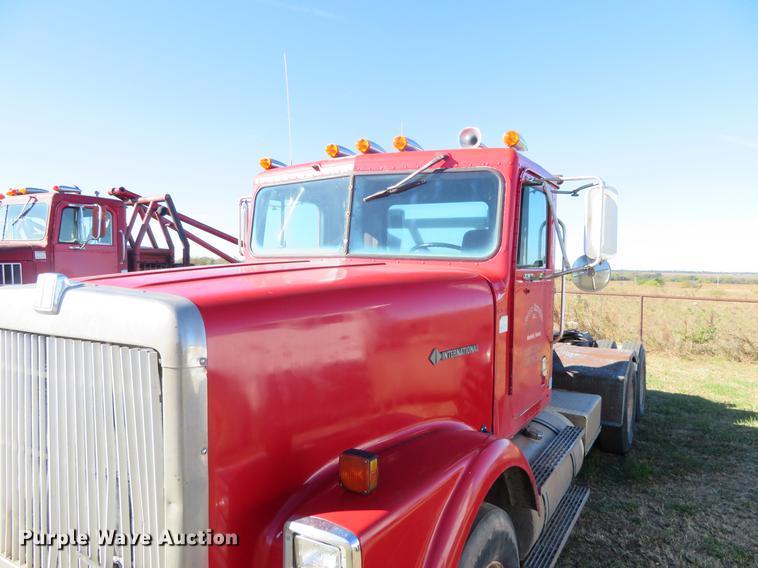 image for item DF9809 1993 International F9370 semi truck