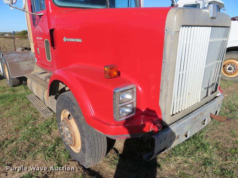 image for item DF9809 1993 International F9370 semi truck