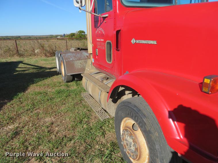 image for item DF9809 1993 International F9370 semi truck