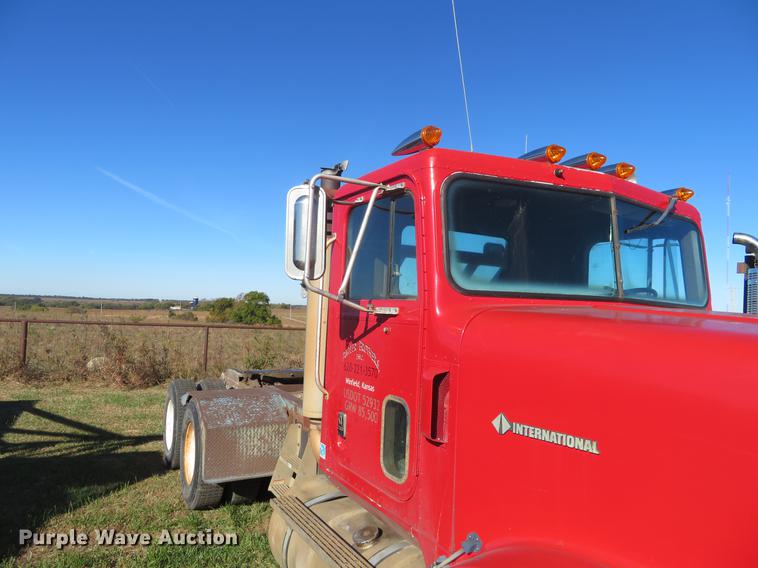 image for item DF9809 1993 International F9370 semi truck