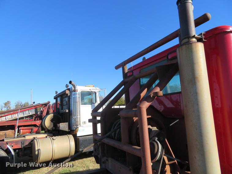 image for item DF9809 1993 International F9370 semi truck