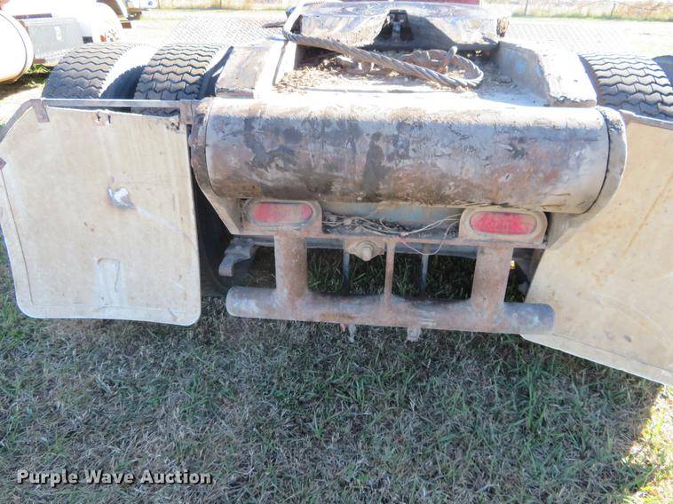 image for item DF9809 1993 International F9370 semi truck