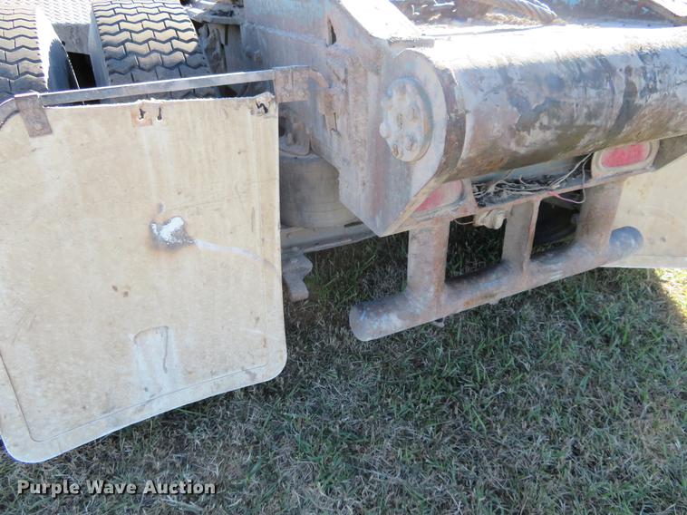 image for item DF9809 1993 International F9370 semi truck