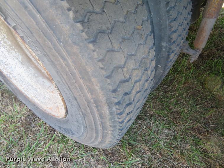 image for item DF9809 1993 International F9370 semi truck