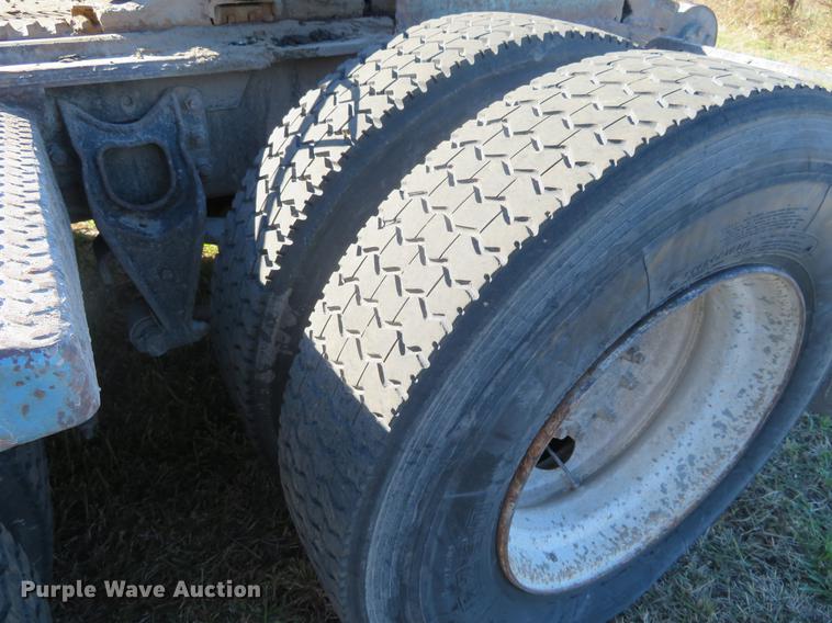 image for item DF9809 1993 International F9370 semi truck