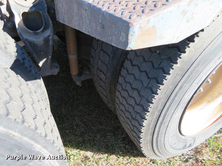 image for item DF9809 1993 International F9370 semi truck