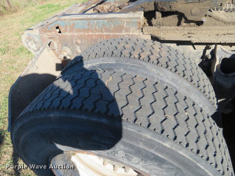 image for item DF9809 1993 International F9370 semi truck