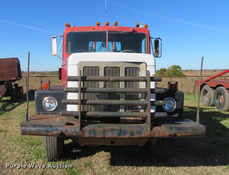 image for item DF9811 1976 International Paystar 5000 oilfield rig up tandem truck