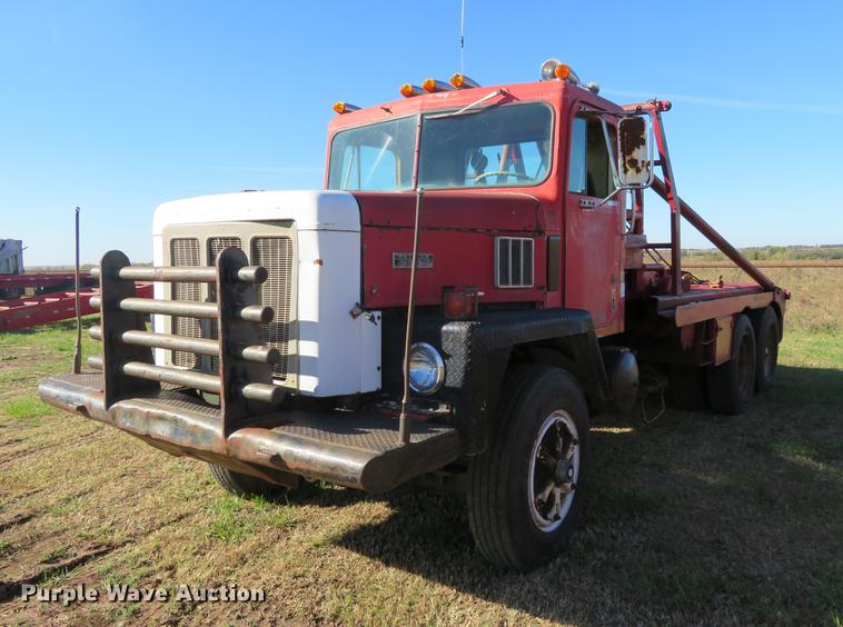 image for item DF9811 1976 International Paystar 5000 oilfield rig up tandem truck