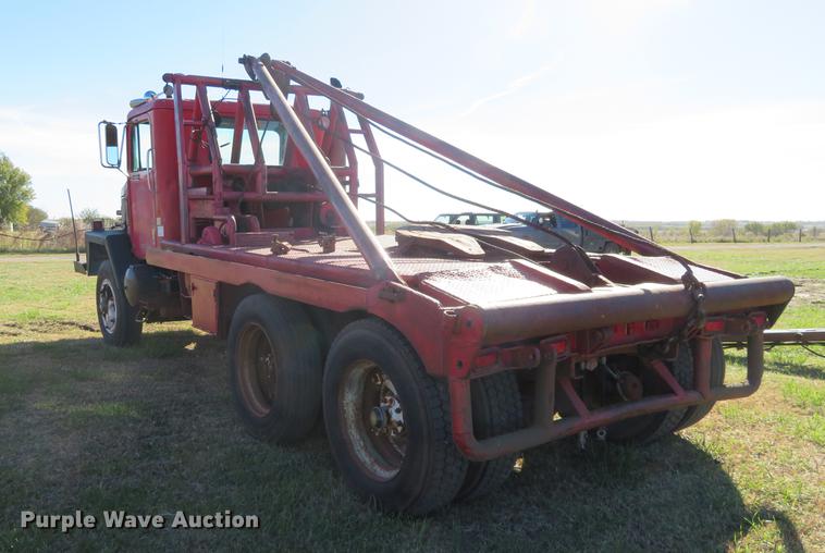 image for item DF9811 1976 International Paystar 5000 oilfield rig up tandem truck