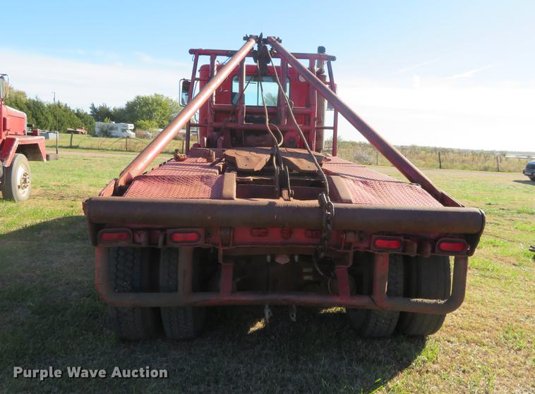 image for item DF9811 1976 International Paystar 5000 oilfield rig up tandem truck