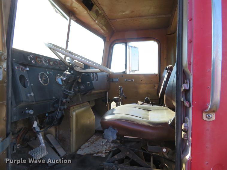 image for item DF9811 1976 International Paystar 5000 oilfield rig up tandem truck