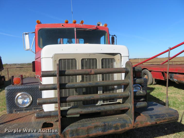 image for item DF9811 1976 International Paystar 5000 oilfield rig up tandem truck