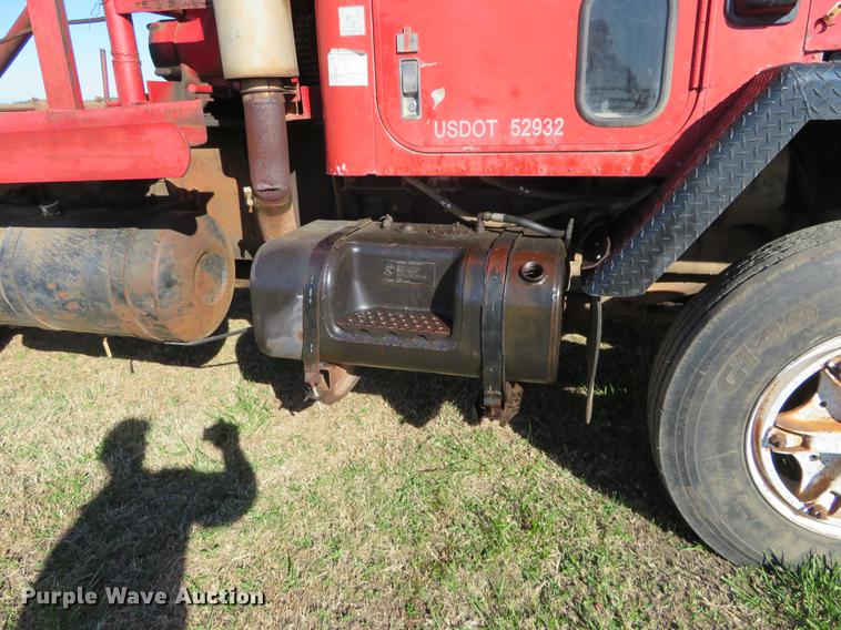 image for item DF9811 1976 International Paystar 5000 oilfield rig up tandem truck