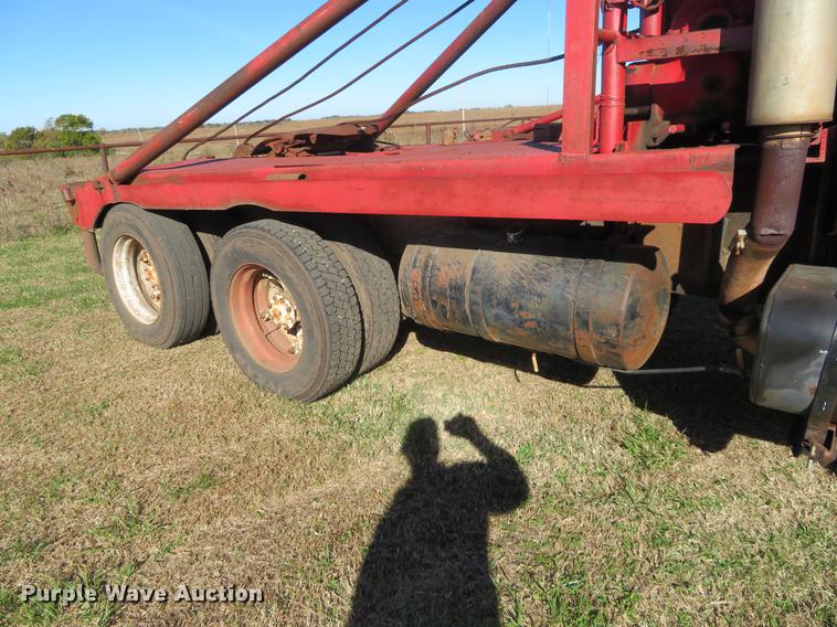image for item DF9811 1976 International Paystar 5000 oilfield rig up tandem truck