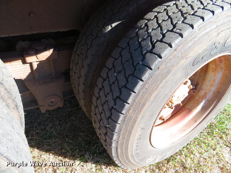 image for item DF9811 1976 International Paystar 5000 oilfield rig up tandem truck