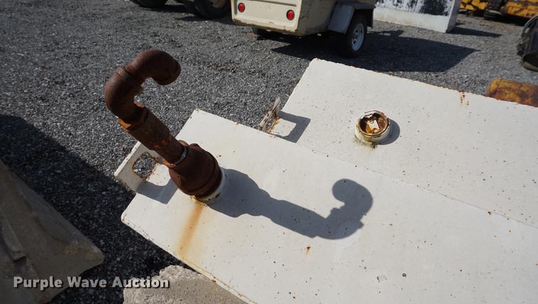 image for item DS9487 (2) Oil tanks