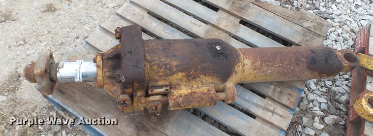image for item DT9083 Caterpillar D7E blade tilt hydraulic cylinder