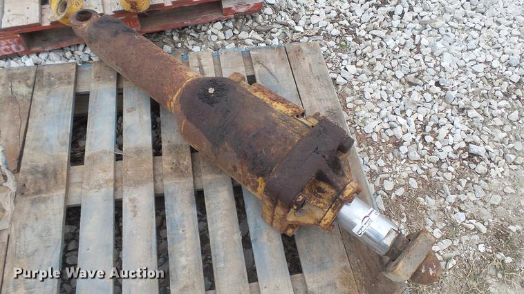 image for item DT9083 Caterpillar D7E blade tilt hydraulic cylinder