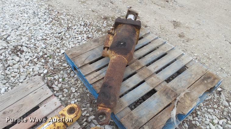 image for item DT9083 Caterpillar D7E blade tilt hydraulic cylinder