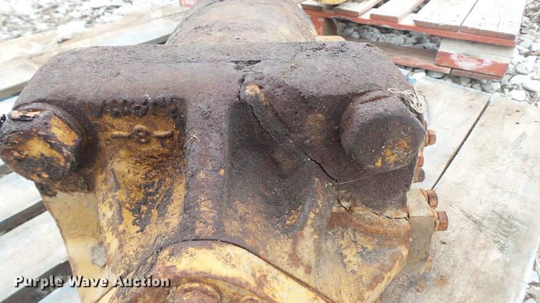 image for item DT9083 Caterpillar D7E blade tilt hydraulic cylinder