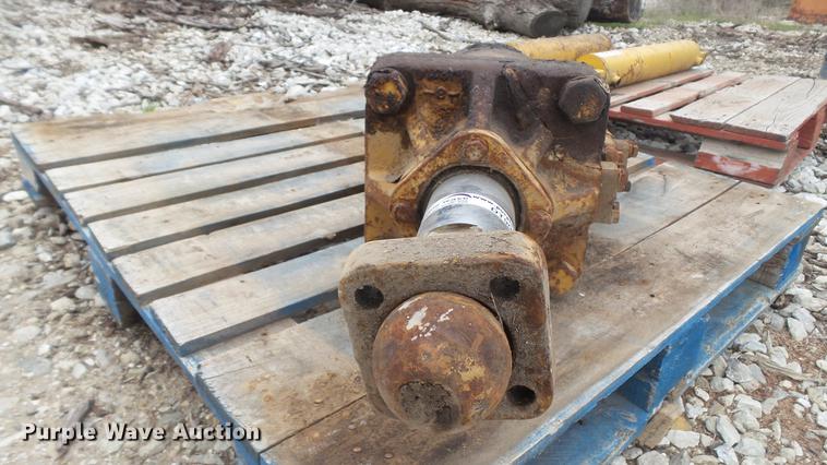 image for item DT9083 Caterpillar D7E blade tilt hydraulic cylinder