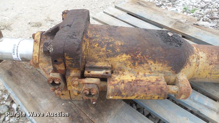 image for item DT9083 Caterpillar D7E blade tilt hydraulic cylinder