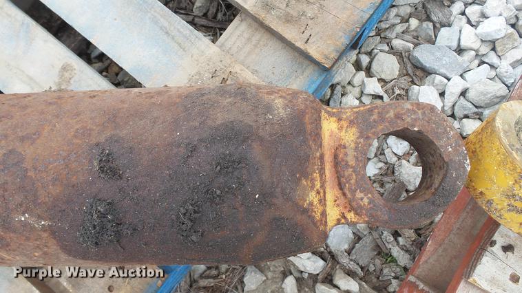 image for item DT9083 Caterpillar D7E blade tilt hydraulic cylinder