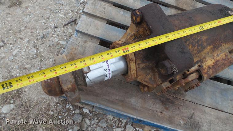 image for item DT9083 Caterpillar D7E blade tilt hydraulic cylinder