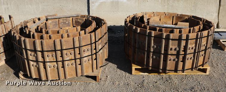 image for item DW9987 Caterpillar 963D double grouser system one track groups