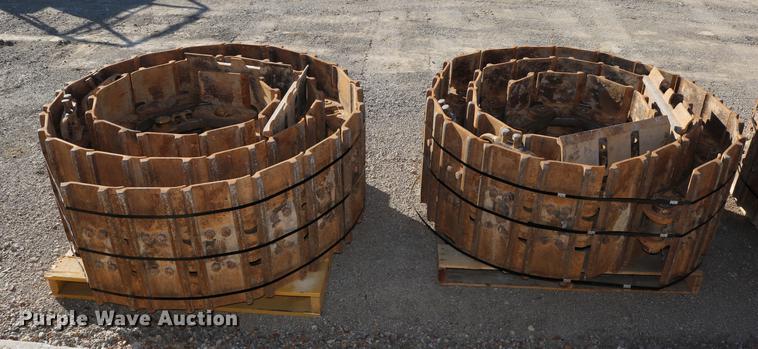 image for item DW9987 Caterpillar 963D double grouser system one track groups