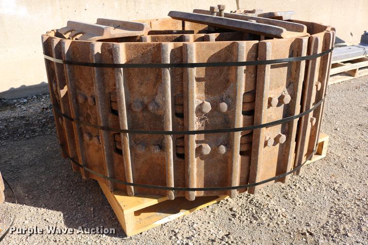 image for item DW9987 Caterpillar 963D double grouser system one track groups