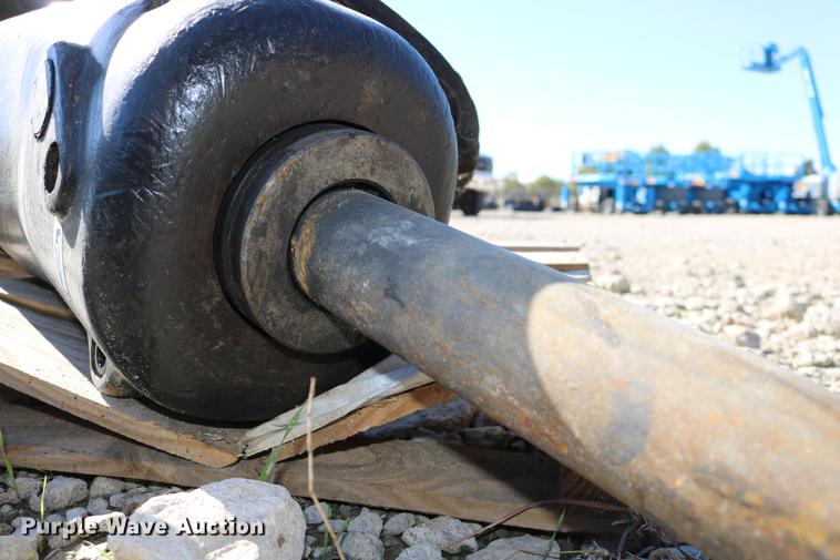 image for item EE9750 2013 Caterpillar H65D S hammer