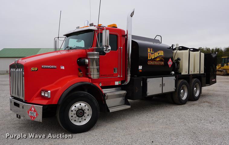 image for item J5642 2000 Kenworth T800 fuel truck