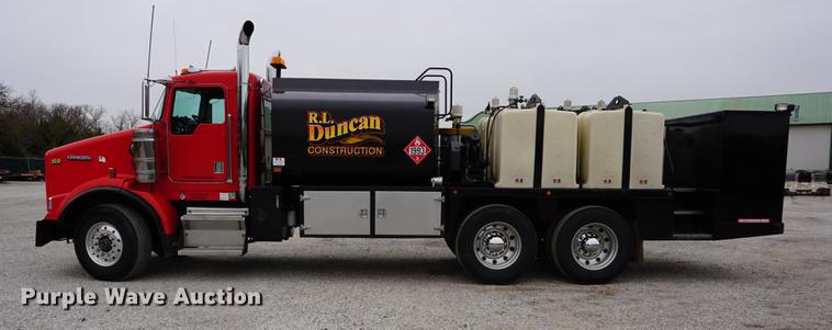 image for item J5642 2000 Kenworth T800 fuel truck